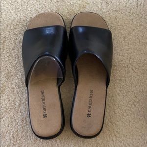 Naturalizer black leather low heel